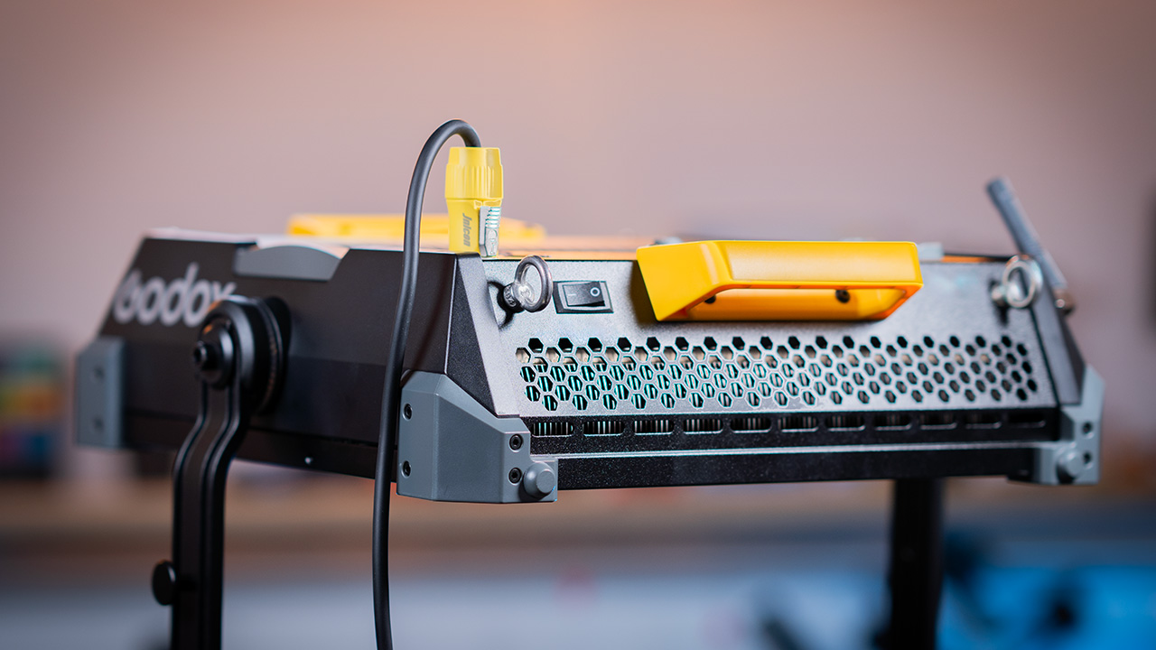 Godox-P600Bi-on-off-switch